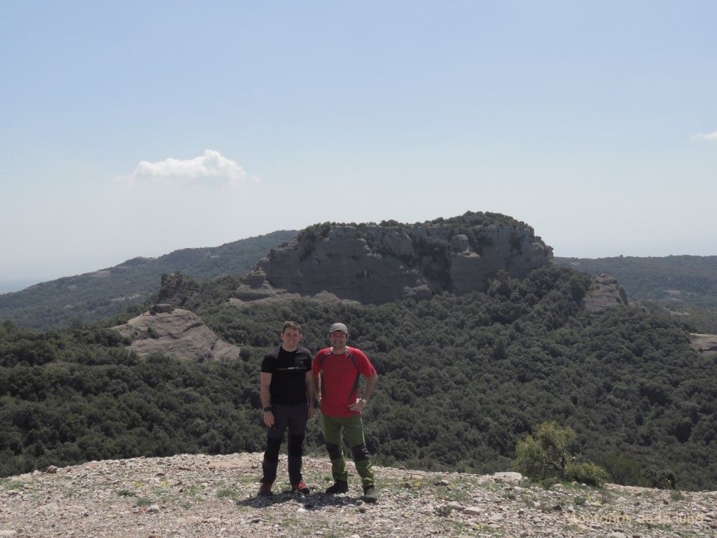 Mikel y Joaquín en la cima del Turó de La Pola o del Coll de Les Tres Creus, 929 mts., detrás el Castellsapera